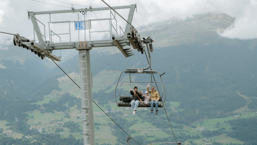 Geschichte: Bis 25. Oktober profitierst du von 20 % Rabatt auf Einzelfahrten Brigels–Burleun und bis zu 10 % auf das Jahresabo 2026/27.